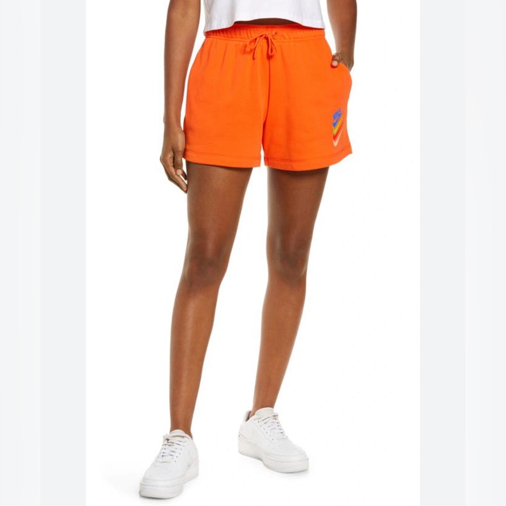 NWOT Nike women’s DNA sportswear mid rise shorts, with pockets and drawstring